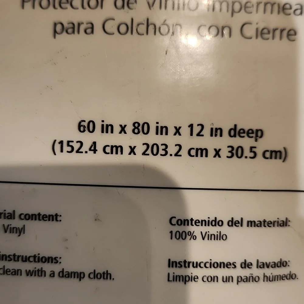 NWT Mainstays Queen Waterproof Zippered Vinyl Mattress Protector